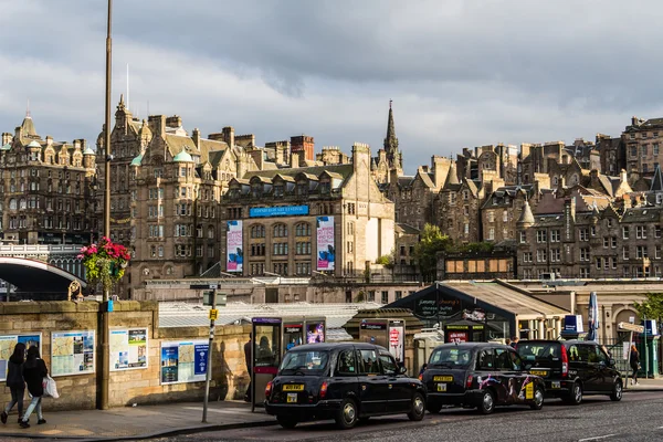 Drosje parkert i Edinburgh, Skottland – stockfoto