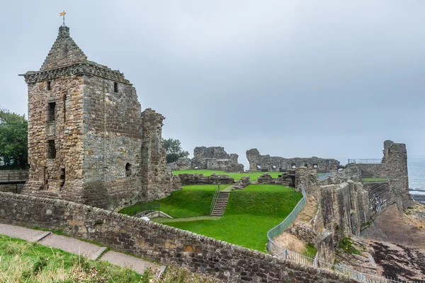 Uitzicht op St. Andrews Kasteel hoofdgebouw en gronden — Stockfoto