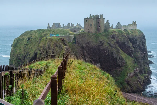 Dunnottar kastély hegyfok és kerítés — Stock Fotó