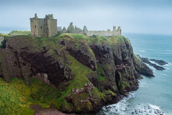 Dunnottar kastély hegyfokán található és a tenger — Stock Fotó