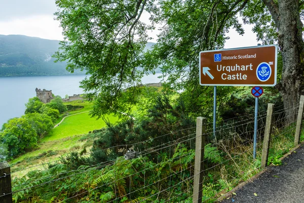 Schild zur Burg Urquhart — Stockfoto