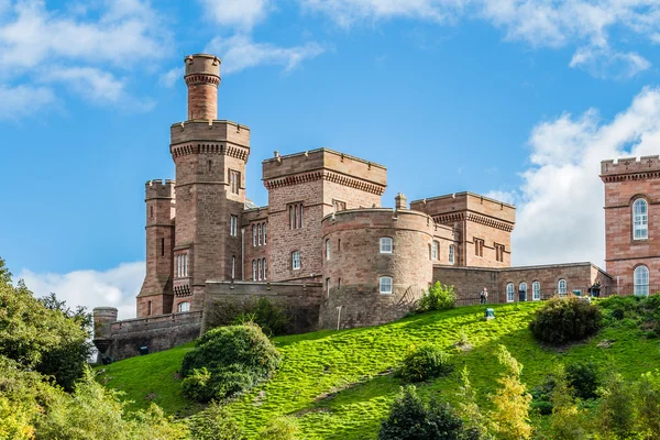 Inverness kasteel uit de rivier de Ness — Stockfoto