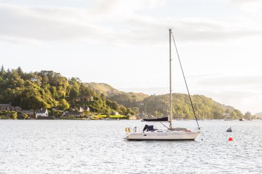 Oban Bay bağlantılı yelkenli