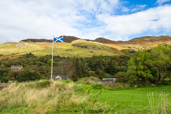Schottische Flagge weht im Wind in der Nähe der Burg Donan — Stockfoto