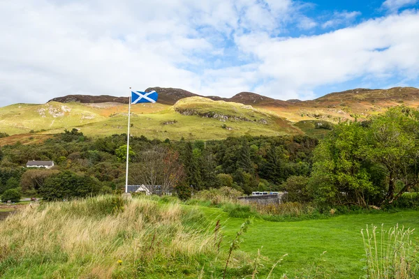 İskoç bayrak Eilean Donan castle yakınındaki rüzgarda sallayarak