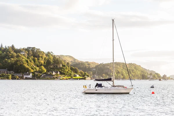 Oban Bay bağlantılı yelkenli