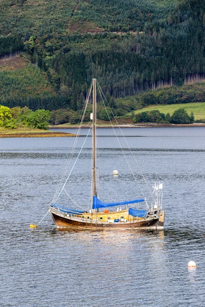 Porträt eines verankerten Segelbootes in Glencoe — Stockfoto