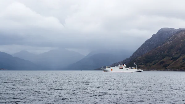Кабельное судно на побережье Шотландии — стоковое фото