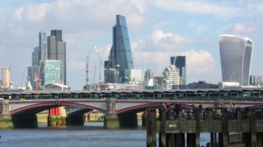 Londra, İngiltere - 20 Eylül 2015: City of London Waterloo Köprüsü görünümünden