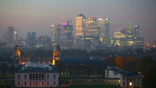 LONDRES, Reino Unido - 31 de octubre de 2015: Vista nocturna de Canary Wharf con sala pintada y capilla real — Vídeos de Stock