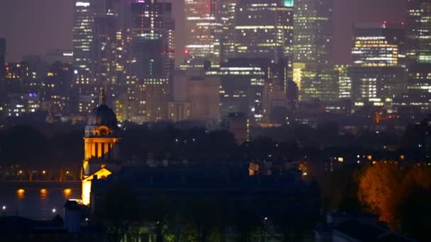 ЛОНДОН, Великобритания - 31 ОКТЯБРЯ 2015 г.: Ночной вид на Кэнэри-Уорф с раскрашенным залом и Королевской часовней — стоковое видео