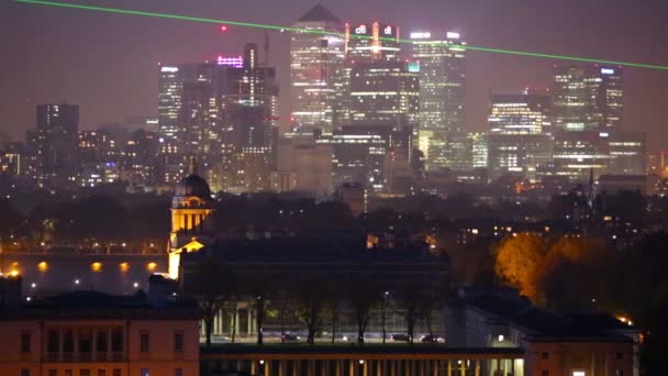 Londra, İngiltere - 31 Ekim 2015: Canary Wharf gece görünümü boyalı hall ve Kraliyet Şapel ile — Stok video