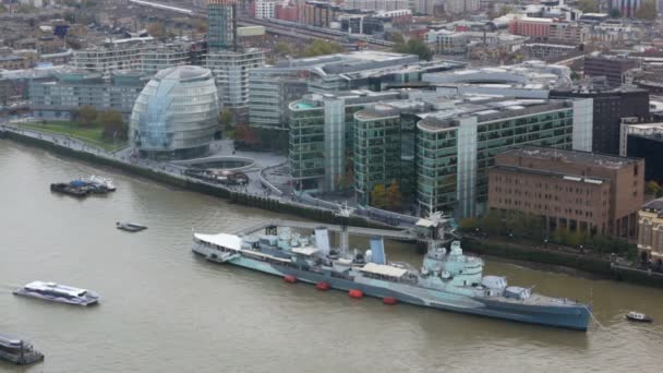 Μπέλφαστ πλοίο και Hall του Λονδίνου στον ποταμό Τάμεση — Αρχείο Βίντεο