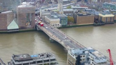 Londra, İngiltere - 4 Kasım 2015: City of London panorama. Arabalar ve köprü geçen taşıt sürü Londra Köprüsü. 35 kattan görüntülemek
