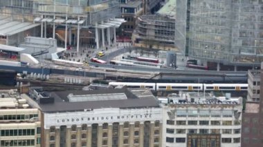 Londra Köprüsü tren istasyonu ve ofis binaları