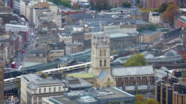 Londen, de City of London en de trein nadert station london bridge — Stockvideo