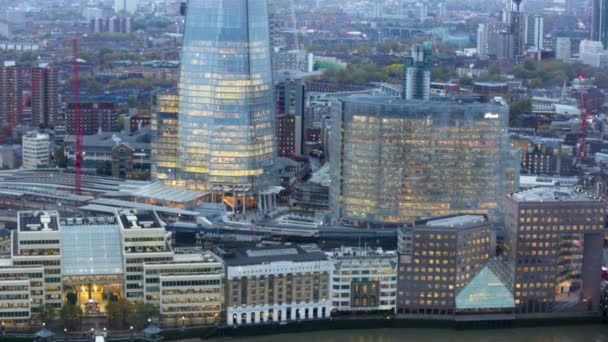 Londen bridge trein station en bureaugebouwen — Stockvideo