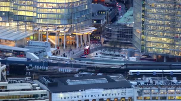 Stazione ferroviaria e uffici ponte di Londra — Video Stock