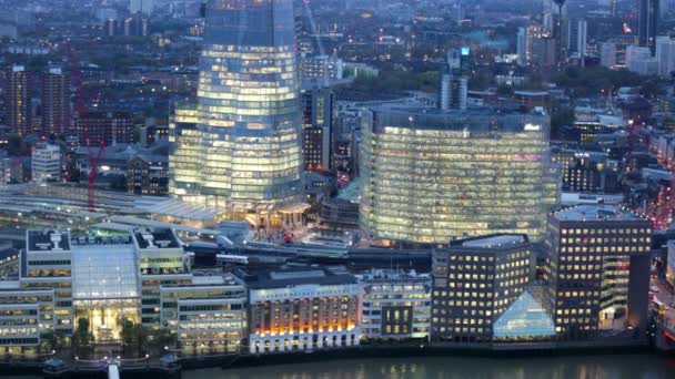 Londen bridge trein station en bureaugebouwen — Stockvideo