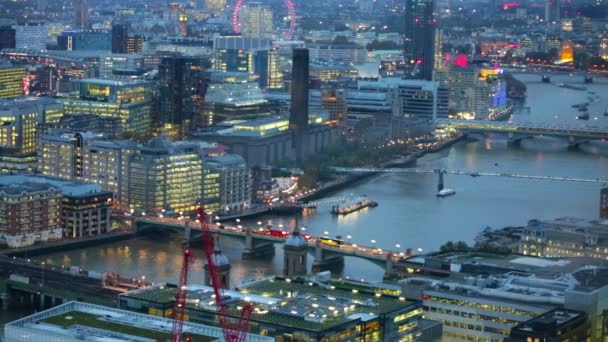 London, Velká Británie - 4 listopadu 2015: Noční pohled na londýnské City. pohled z 35 patře zahrnuje London bridge a hodně provozu — Stock video