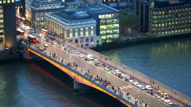 Londra, İngiltere - 4 Kasım 2015: Gece görünümü City of London. London bridge ve trafik çok 35 kat görünümünden içerir