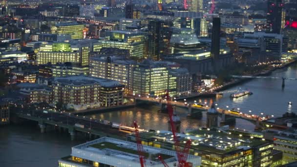 London, Velká Británie - 4 listopadu 2015: Noční pohled na londýnské City. pohled z 35 patře zahrnuje London bridge a hodně provozu — Stock video