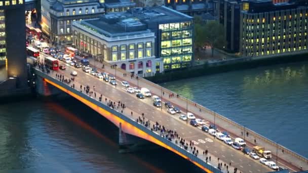 LONDRES, Reino Unido - NOVEMBRO 4, 2015: Vista noturna da cidade de Londres. vista do 35 andar inclui ponte de Londres e muito tráfego — Vídeo de Stock