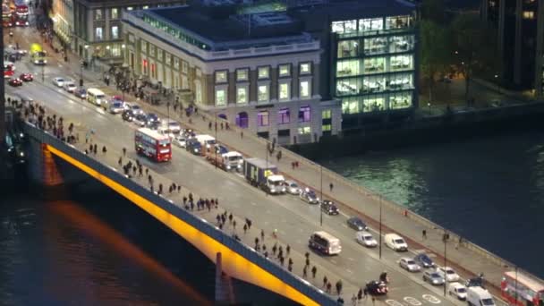 ЛОНДОН, Великобритания - 4 НОЯБРЯ 2015 г.: Ночной вид на Лондон. вид с 35 этажа включает Лондонский мост и много трафика — стоковое видео