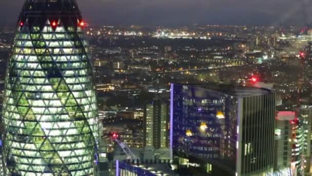 LONDRES, Reino Unido - 4 de noviembre de 2015: Vista nocturna de la ciudad de Londres. vista desde el piso 35 incluye puente de Londres y mucho tráfico — Vídeo de stock