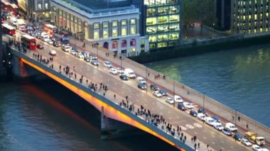 Londra, İngiltere - 4 Kasım 2015: Gece görünümü City of London. London bridge ve trafik çok 35 kat görünümünden içerir