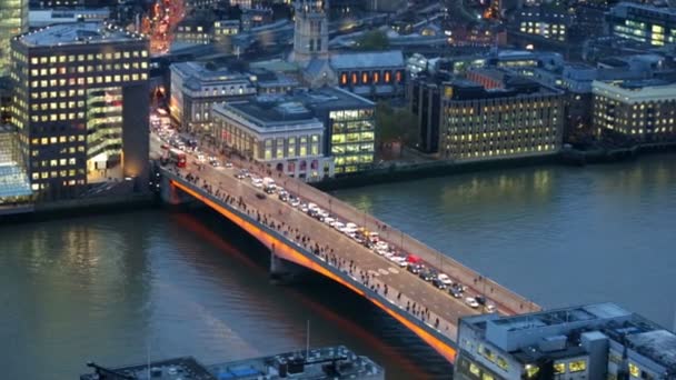 Λονδίνο, Ηνωμένο Βασίλειο - 4 Νοεμβρίου 2015: Νυχτερινή άποψη της πόλης του Λονδίνου. θέα από το πάτωμα 35 περιλαμβάνει γέφυρα του Λονδίνου και πυκνή κυκλοφορία — Αρχείο Βίντεο