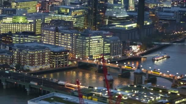 LONDRES, Reino Unido - 4 de noviembre de 2015: Vista nocturna de la ciudad de Londres. vista desde el piso 35 incluye puente de Londres y mucho tráfico — Vídeos de Stock