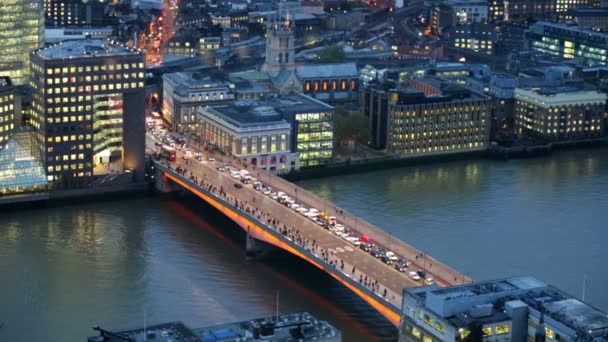 LONDRES, Reino Unido - NOVEMBRO 4, 2015: Vista noturna da cidade de Londres. vista do 35 andar inclui ponte de Londres e muito tráfego — Vídeo de Stock