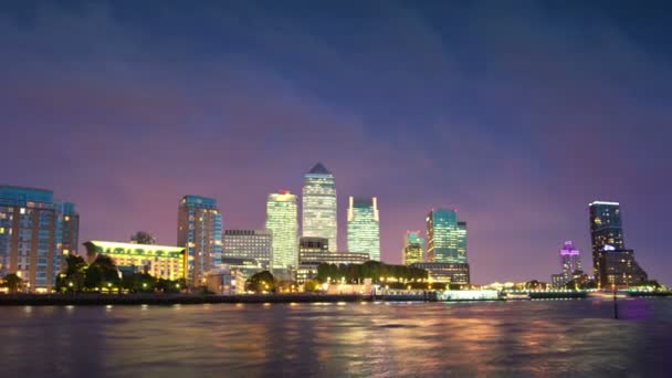 런던, 카 나리 워프 밤에. 템 즈 강에에서 아름 다운 빛의 반사와 비즈니스 아리아 — 비디오