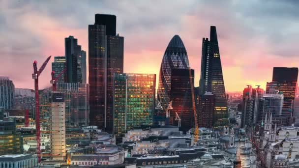 Londra, günbatımı. Londra şehir görünümü, iş ve bankacılık ARIA — Stok video