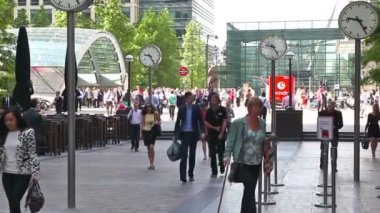 Londra, İngiltere - 03 Temmuz 2015: Commuters Canary Wharf çalışmak için acele. Birçok ünlü Meydanı saatlerle geçen kişi