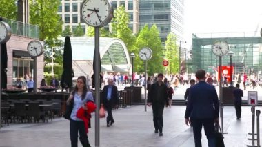 Londra, İngiltere - 03 Temmuz 2015: Commuters Canary Wharf çalışmak için acele. Birçok ünlü Meydanı saatlerle geçen kişi