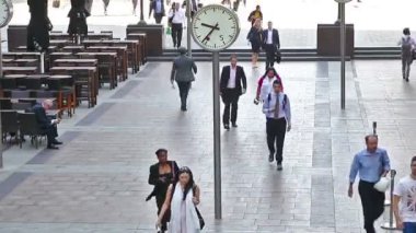 Londra, İngiltere - 03 Temmuz 2015: Commuters Canary Wharf çalışmak için acele. Birçok ünlü Meydanı saatlerle geçen kişi