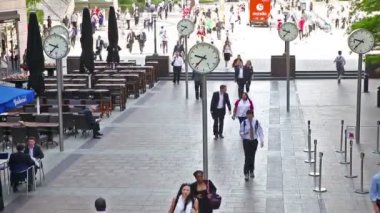 Londra, İngiltere - 03 Temmuz 2015: Commuters Canary Wharf çalışmak için acele. Birçok ünlü Meydanı saatlerle geçen kişi
