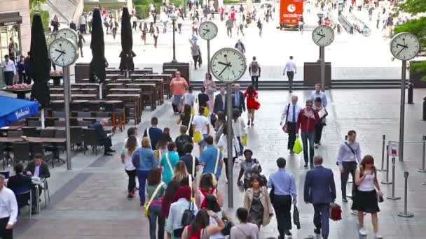 LONDRES, Reino Unido - 03 de julio de 2015: Grupo de jóvenes, turistas y personas de oficina cruzando la plaza Canary Wharf en horas de la mañana — Vídeo de stock