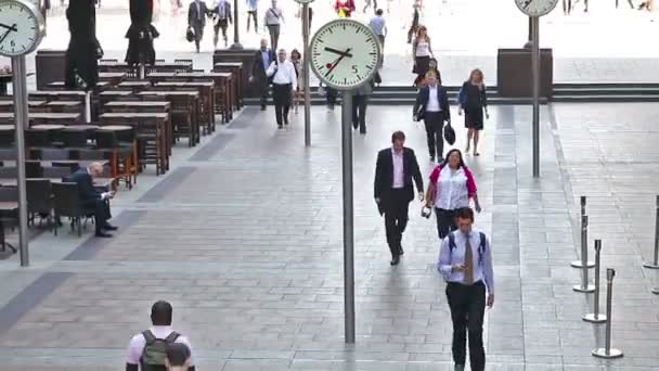 London, Verenigd Koninkrijk - 03 juli 2015: Groep van jonge mensen, toeristen en office mensen Overstekende kinderen het plein Canary Wharf in de ochtenduren — Stockvideo