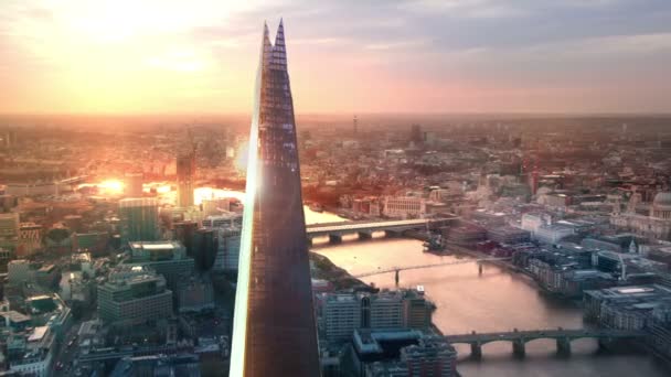 London, Großbritannien - 27. Januar 2015: Stadt London, Themse und Scherben bei Sonnenuntergang — Stockvideo