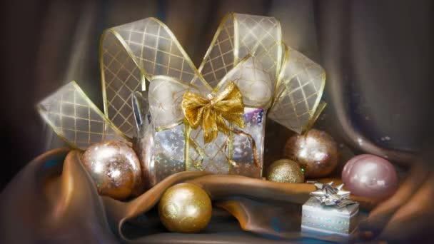 Різдвяний фон з подарунковою коробкою та кульками — стокове відео