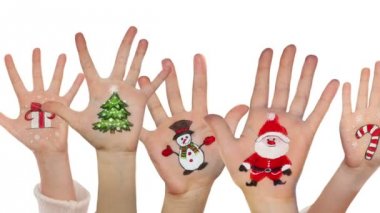 Çocuk el ile kadar yükselterek Noel simgeleri boyalı: Santa Claus, Noel ağacı, kar adam, yağmur geyik, hediye kutusu