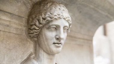 Antik Roma'nın heykel gülümseyerek. Animasyonlu resim