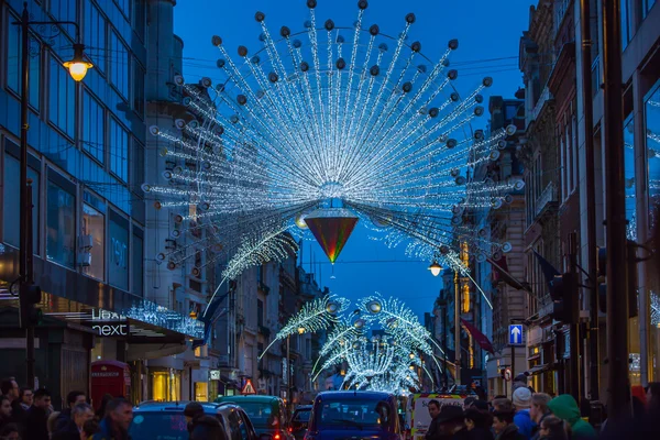 Weihnachtsbeleuchtung Dekoration an der Oxford Street und viele Menschen zu Fuß während des Weihnachtsverkaufs, London — Stockfoto