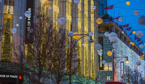 Décoration de lumières de Noël à Oxford Street et beaucoup de gens marchant pendant la vente de Noël, Londres — Photo