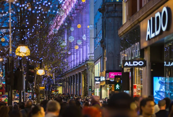 Рождественские огни на улице Оксфорд и множество людей, гуляющих во время рождественской распродажи в Лондоне — стоковое фото
