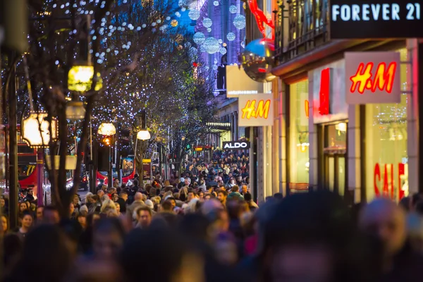 Christmas lights dekoration på Oxford street och massor av människor som gick under jul försäljning, London — Stockfoto