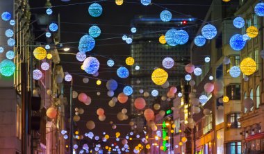 Noel ışıkları dekorasyon Oxford Caddesi ve bir sürü insan Noel satış sırasında Londra yürüyüş